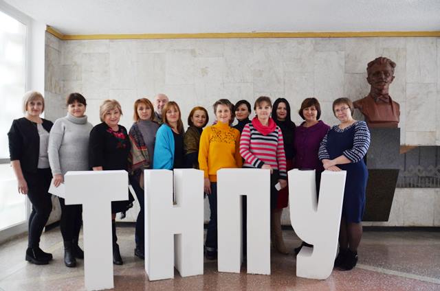 Спільне фото викладачів кафедри журналістики ТНПУ та філології та журналістики СумДУ